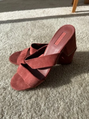 Sandalias Forever 21 rojas/rosadas de gamuza gruesas de tacón bloque talla 9 EE. UU.  Foto 1 de 4