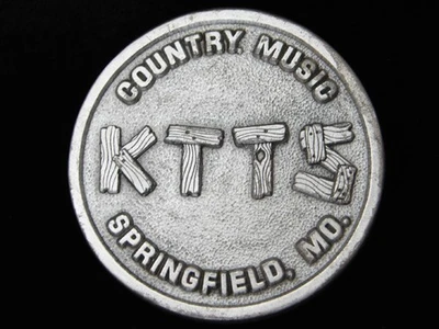 PK01130 HEBILLA DE ESTACIÓN DE RADIO VINTAGE AÑOS 70 **KTTS COUNTRY MUSIC SPRINGFIELD MO** Foto 1 de 2