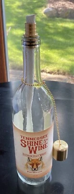 Botella de vino reciclada con antorcha Tiki tapón de latón, tapón de latón y mecha.  ¡Bonito! Foto 1 de 3