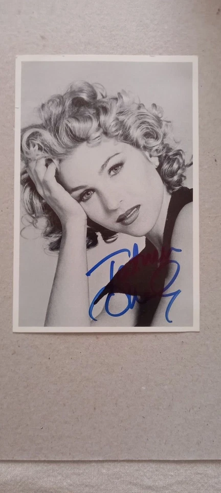 ACTRESS TATUM O NEIL HAND SIGNED. - Image 1 of 1