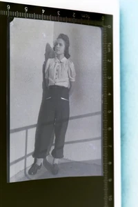 tolles altes Negativ hübsche junge Frau - 30-50er Jahre ? (2) - Picture 1 of 2