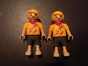 PLAYMOBIIL DOS NIÑOS RUBIOS CON ESTAMPADO EN CAMISETA NARANJA 1/4/19 - Imagen 1 de 1