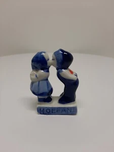 Vtg Delft Style Holland Miniature Boy & Girl Kissing Figurine Blue White Ceramic - Picture 1 of 9