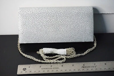 Bolso sin asas Mina elegante vestido plateado con cuentas gris con cadena para el hombro Foto 1 de 4