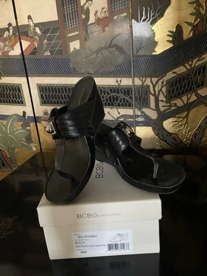 Sandalia de cuña de cuero negro Rumba BCBGeneration para mujer talla 8 BG Foto 1 de 4