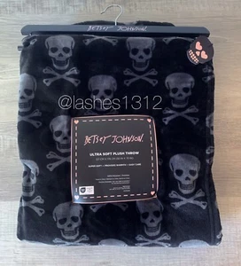 BETSEY JOHNSON Blanket Ultra Soft Plush Throw - Black Skulls Halloween - Picture 1 of 3