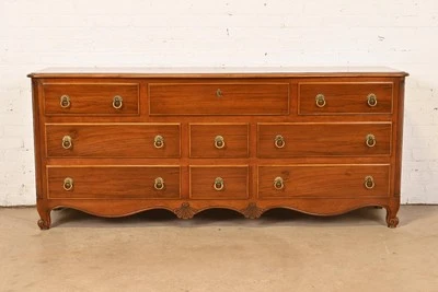 Деревянный комод Baker Furniture French Provincial эпохи Людовика XV с резьбой из ореха и нароста - Изображение 1 из 4