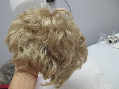 Aspen Corto Bob Ondulado Rizado Rubio Miel Corto Capas Foto 1 de 4