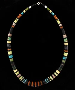 Collana Heishi multicolore graduata 24" di Gerard & Mary L. Calabaza - Foto 1 di 2