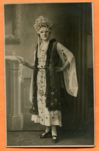 Portrait einer Frau, die in Tracht posiert, ca 1910er Jahre Echtfoto Postkarte - Bild 1 von 3