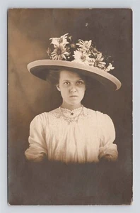 Mujer con sombrero con flores retrato c1904-1918 RPPC fotografía real postal - Imagen 1 de 2