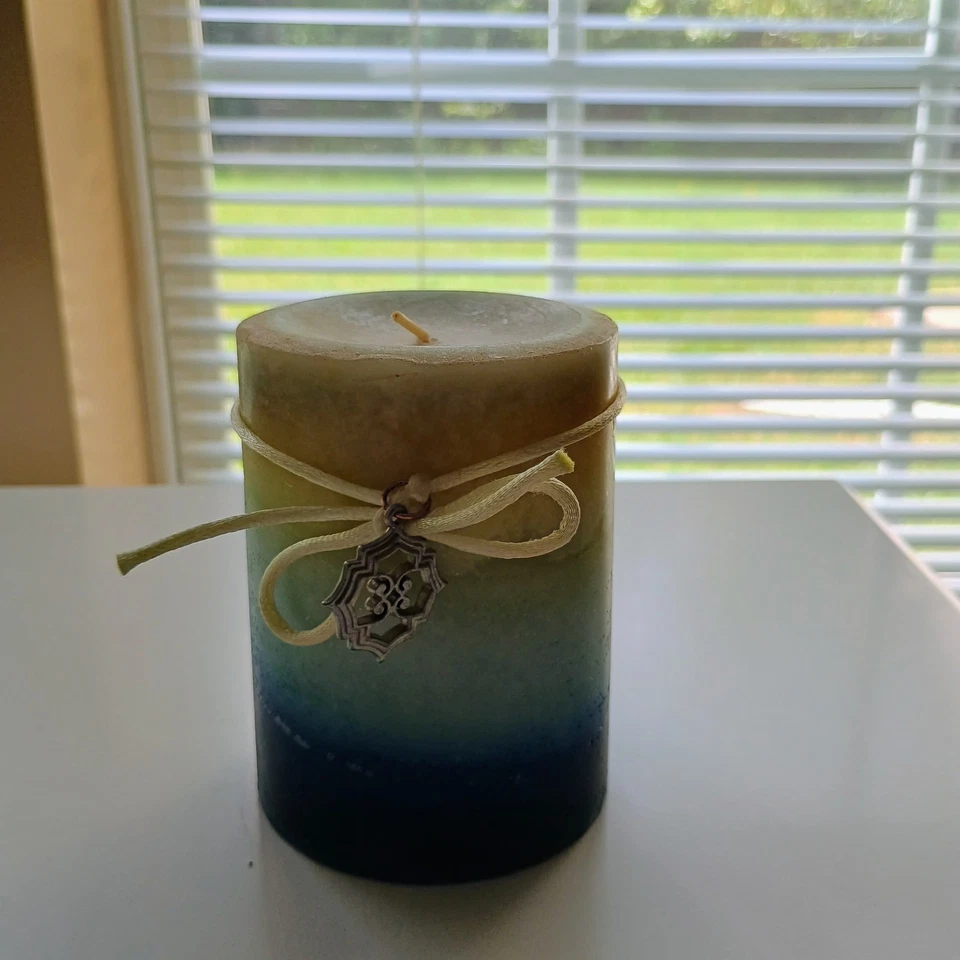 PIER 1 OMBRE MEDIUM SIZE BLUE CREAM COLOR CANDLE W/TIE & SILVER CHARM - Imagem 1 de 1