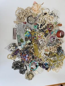 5+ Pfund Mix Posten Schmuck einige gut tragbar/reparierbar/Teile/Basteln/Wiederzweck - Bild 1 von 6