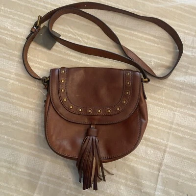 NUEVO CON ETIQUETAS Cartera Bolso Sillín Cuero Marrón Fossil, Bandolera Flecos Tachuelas Foto 1 de 4