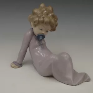 LLADRO SPAGNA VINTAGE 5102 BAMBINA CON CIUCCIO BAMBINO MANICHINO IN BOCCA RITIRATO '85 - Foto 1 di 9