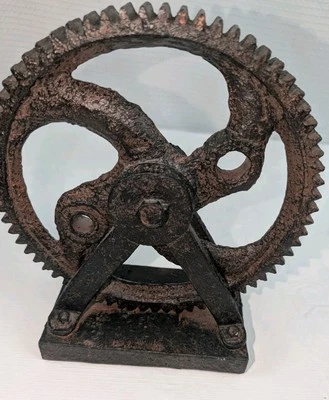 Estatuilla decorativa con acento marrón escultura Polystone Gear 9x8x4" Foto 1 de 4