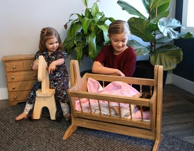 Cuna oscilante de madera para muñeca de lujo hecha por Amish Foto 1 de 2