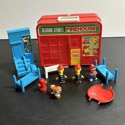 Estación de bomberos de Plaza Sésamo de guía infantil vintage con Big Bird, Barkley y Ernie Foto 1 de 4