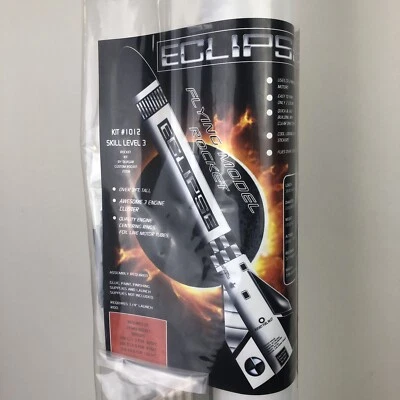 Flying Model Rocket Kit - OOP Quasar One 'Eclipse' 3 x 24 mm Cluster Mid Power - Image 1 of 4