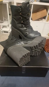 Botas Killstar Broom Rider Negras Usadas Una Vez Tiene Caja Talla 10 - Imagen 1 de 5