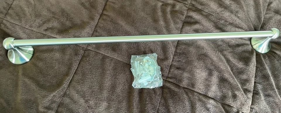 Новый! 24-дюймовые матовые никелевые полотенцесушители; покупка по чехлу!! Несколько в наличии - Изображение 1 из 3