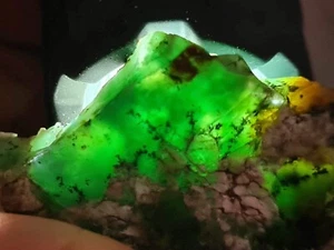 # MB - 041 - Western Australian Chrysoprase Grade - 1 A - Rough - Green - 200kg - Picture 1 of 7