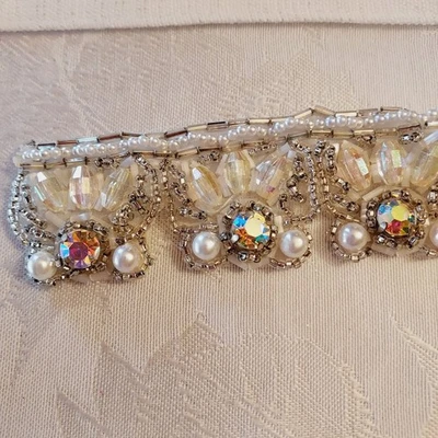 Borde de encaje vintage elocuente - ¡33 piedras aurora boreal! Borde de cinta y abalorios Foto 1 de 4