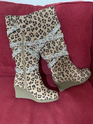 Botas hasta la rodilla Joan Boyce leopardo estrás cuña talla 8 Foto 1 de 4