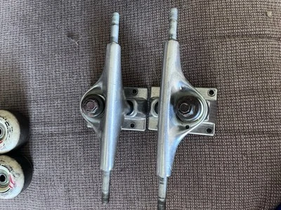 standard aluminum trucks, likely 5.0” or 5.25” Foto 1 de 4