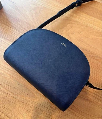 A.P.C. Bolso Bandolera Half Moon Demi-Lune Cuero Repujado Azul Marino Foto 1 de 4