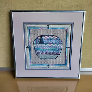 Vintage fertig gerahmte Crewel Stickerei Wandkunst blau Südwesten Quaste Krug Perlen - Bild 1 von 8