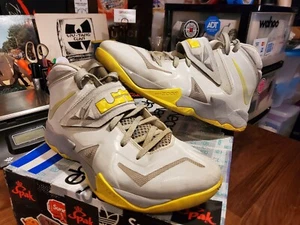 Men's Size 10.5 Nike Lebron Zoom Soldier VII 7 599264-001 Platinum Grey Yellow - Picture 1 of 11