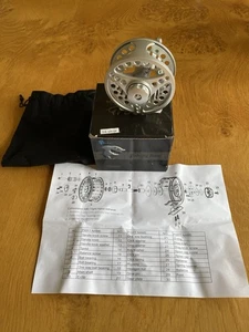 Neue Croch Fliegen Angelrolle #5/6 verpackt, Tasche, Anleitung, Silber oder Gunsmoke - Bild 1 von 7
