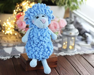 Peluche de oveja azul ganchillo hecho a mano - juguete de peluche amigurumi suave, lindo bebé Foto 1 de 4