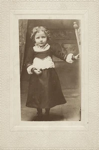 ADORABLE LITTLE GIRL IN GOODLAND, INDIANA (VINTAGE PHOTOGRAPH) - Picture 1 of 3
