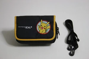 Pokemon Pikachu Custodia da Trasporto - Nero/Giallo con Cinturino per Nintendo DSi Giappone - Foto 1 di 9