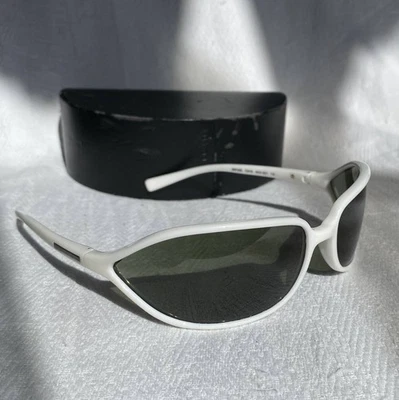 Gafas de sol vintage y2k 2000s 00s Prada SPR 05E curvas envolventes blancas Foto 1 de 4