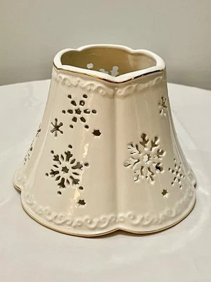 Yankee Candle Porcelana Tono Topper Recorte Copos de Nieve Marfil con Borde Dorado Foto 1 de 4