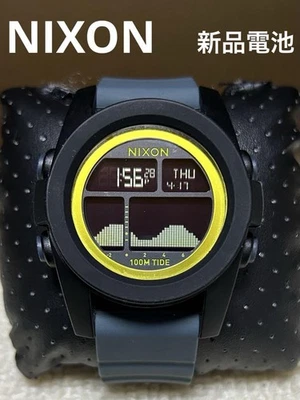 Reloj digital Nixon Tide Graph 100M resistente al agua negro/gris silicona Foto 1 de 4