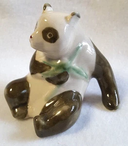 "Estatuilla de oso descansando hoja de bambú cerámica 3" - Imagen 1 de 5