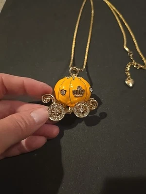 Collar Betsey Johnson Naranja Esmalte Calabaza Cenicienta Carro Cristal Transparente Foto 1 de 4