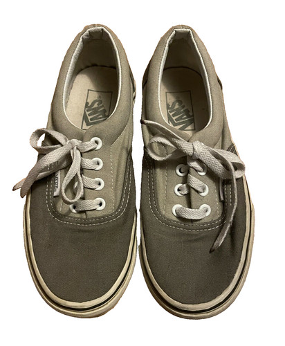 Un paio di scarpe Vans unisex grigie uomo US 4 donna US 5 5