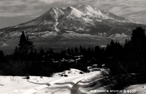 RPPC Mount Shasta CA IMPRESIONANTE Vista Cubierta de Nieve Eastman's Studio Tarjeta Postal de Colección - Imagen 1 de 3