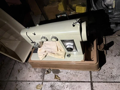 WARDO SIGNATURE SEWING MACHINE OLD FASHION - Image 1 of 4