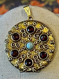 Colgante Medallón Dorado De Colección 2" Imitación Ámbar y Turquesa Piedras Años 50 Boho - Imagen 1 de 6