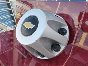 2011-2023 Chevrolet Silverado 3500 HD Dually Center Cap (1) OEM Silver # 9597805 - Picture 1 of 17