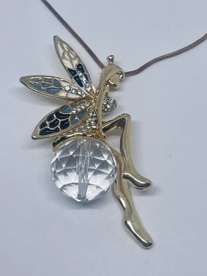 "Collar colgante de bolas de cristal con diamantes de imitación hadas aladas sentado en tono dorado 32""" Foto 1 de 4