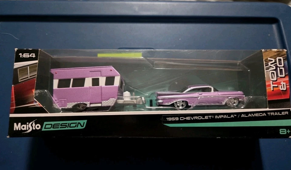 MAISTO TOW & GO- 1959 Chevrolet Impala & Alameda Trailer - Roxo - Imagem 1 de 4