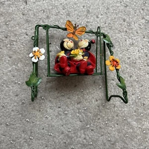 Paar romantische Marienkäfer auf Metallschaukel 4 1/4" x 4" - Bild 1 von 2