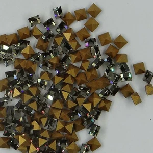 4401 4 BD : 47 strass Swarovski vintage réf. 4401 carrés 4mm BLACK DIAMOND - Picture 1 of 4